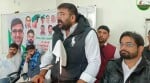 06जेएनडी03-सीआरएस विश्वविद्यालय में छात्रों को संबोधित करते हुए अर्जुन चौटाला। स्वयं