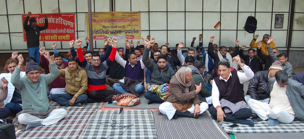 Dharna of Revenue Patwari and Kanungo Association unit