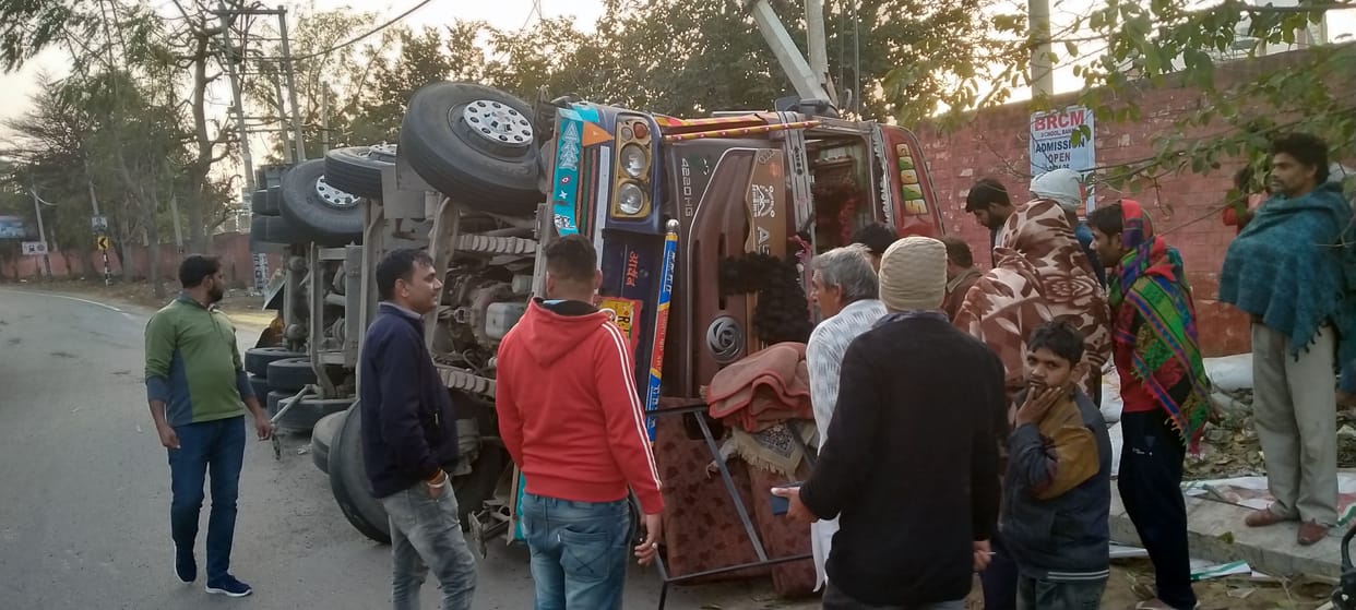 The truck going from Nagaur to Sonipat filled with pulses overturned in front of Dhigawa grain market gate.