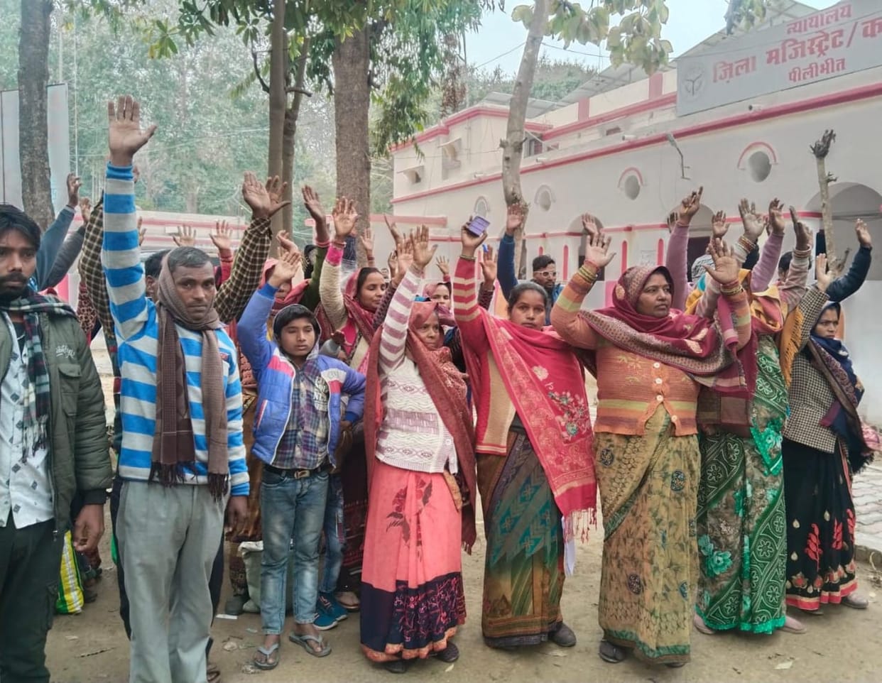 Alleging bias in quota selection process, villagers reached Collectorate
