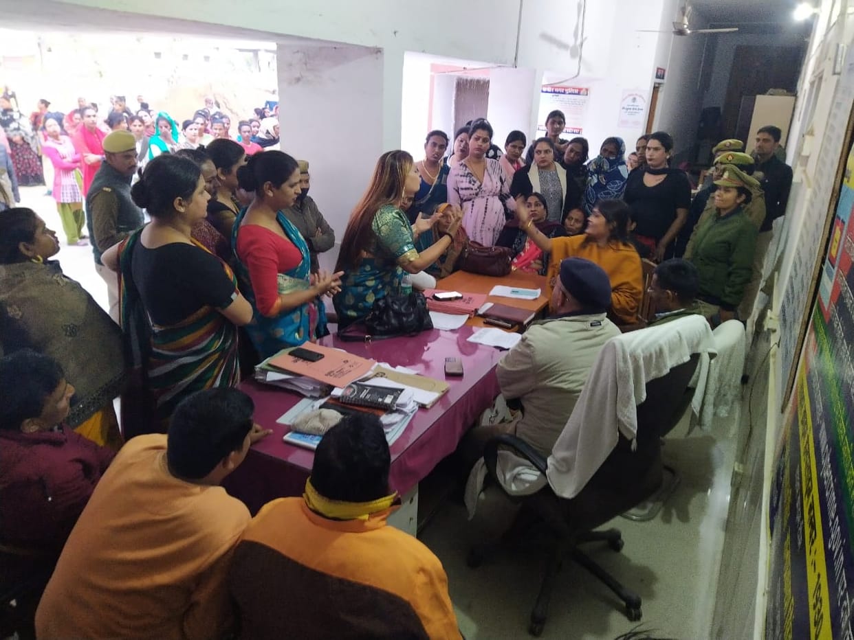 Two groups of eunuchs created ruckus for hours in Kotwali