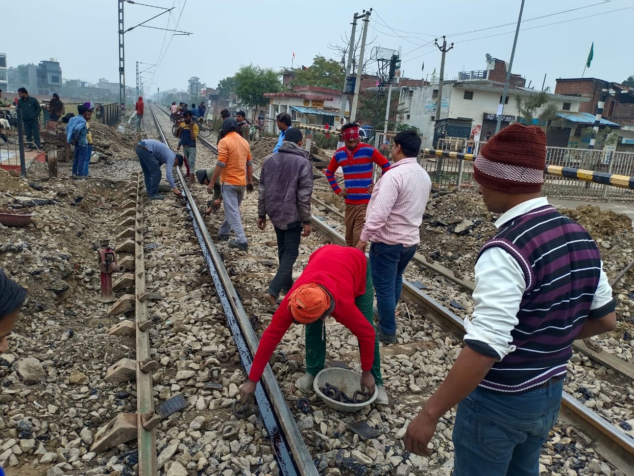 Canal track crossing remained closed for ten hours, people got upset due to stoppage of traffic