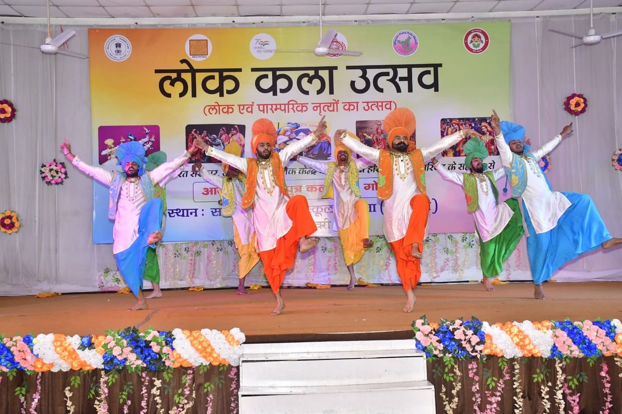 Artists from five states gave colorful presentations in the folk art festival.