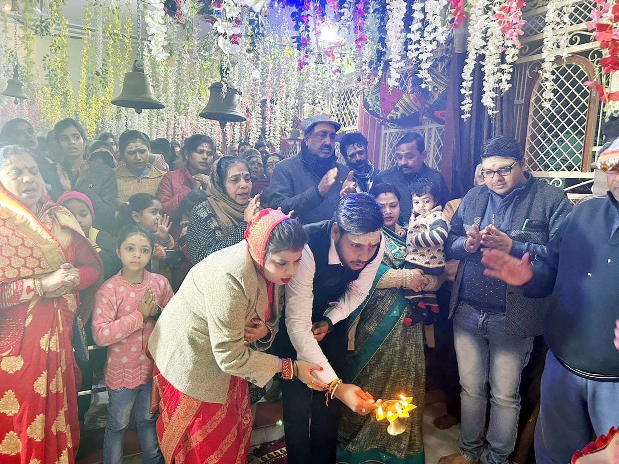 Devotees did grand decoration of Mahakal, distributed Prasad