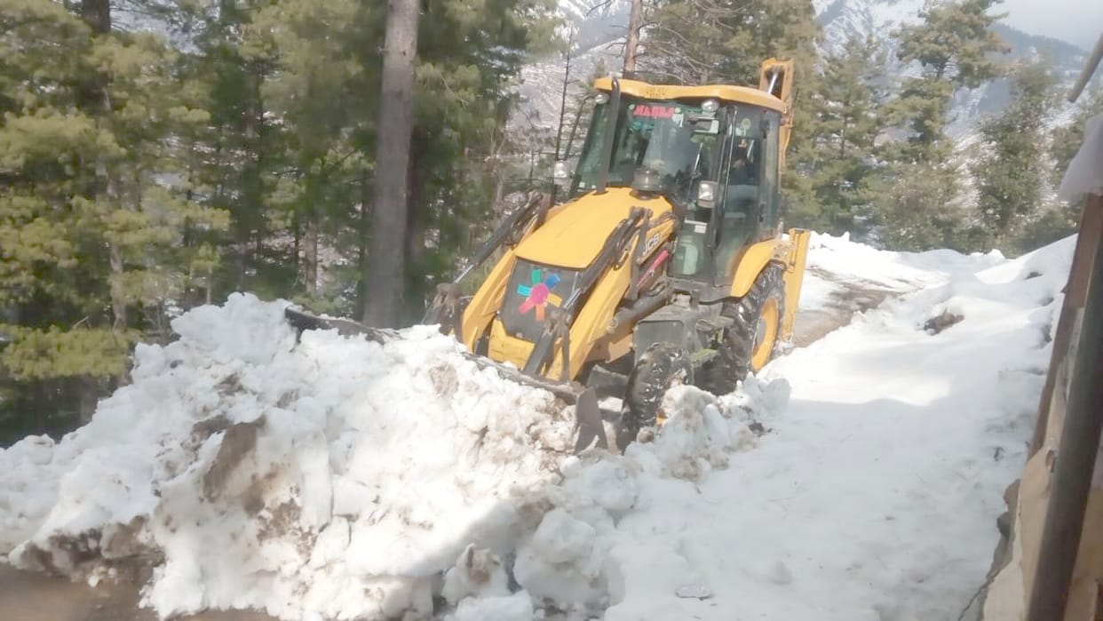 Restoration work of roads closed after snowfall is going on in full swing