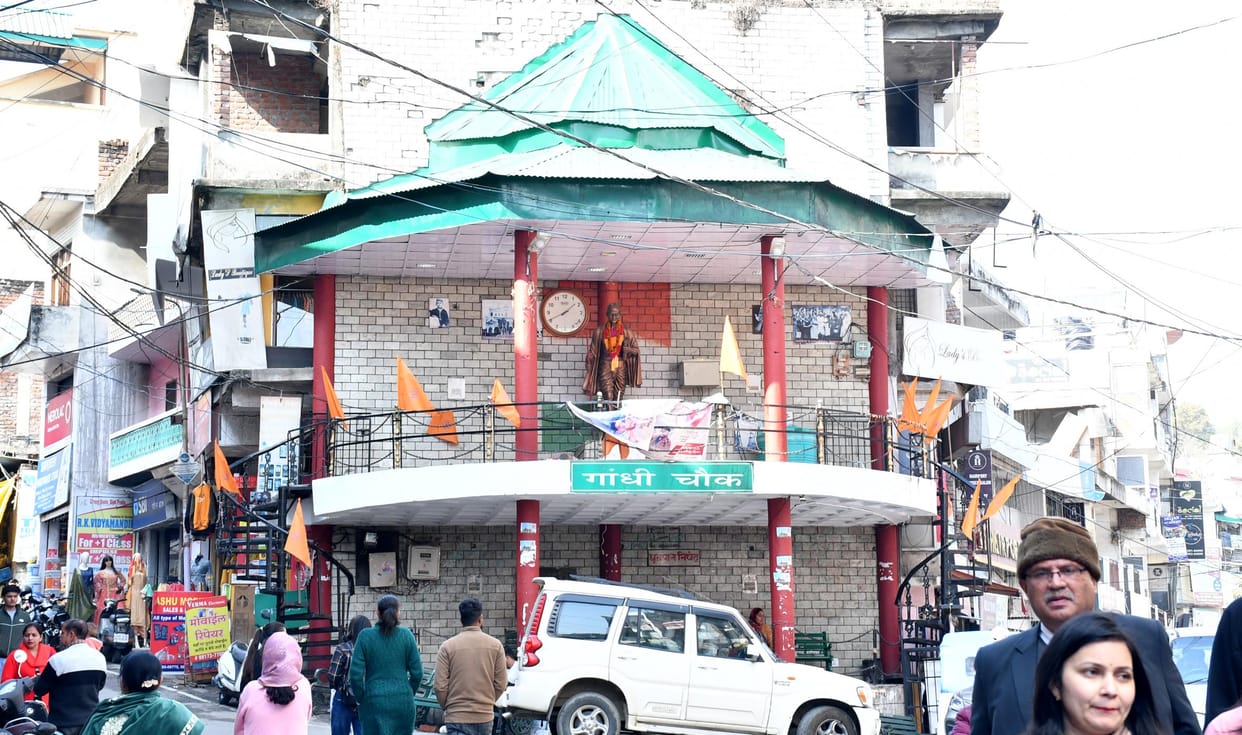 Tender not done, condition of Gandhi Chowk Hamirpur deteriorated