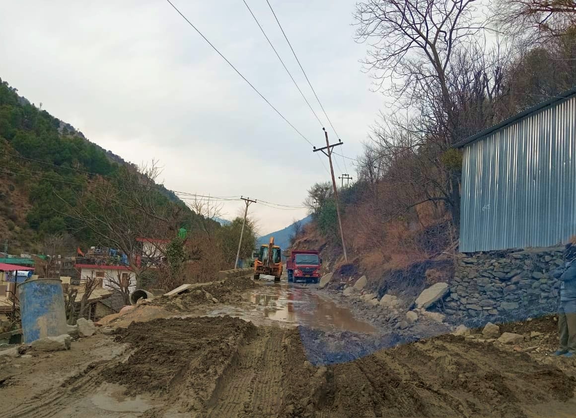 Full of potholes on the road, bumpers of vehicles breaking