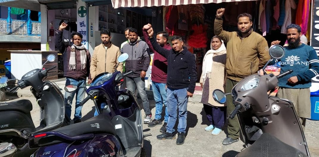 Traders demonstrated on the problem of two-wheelers