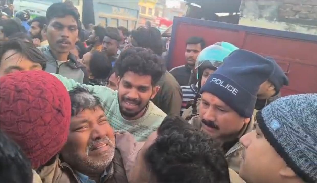 Demonstration by keeping dead body in police station on son's death