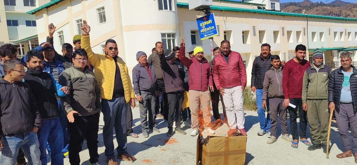 Effigy burnt to demand start of operation of base hospital