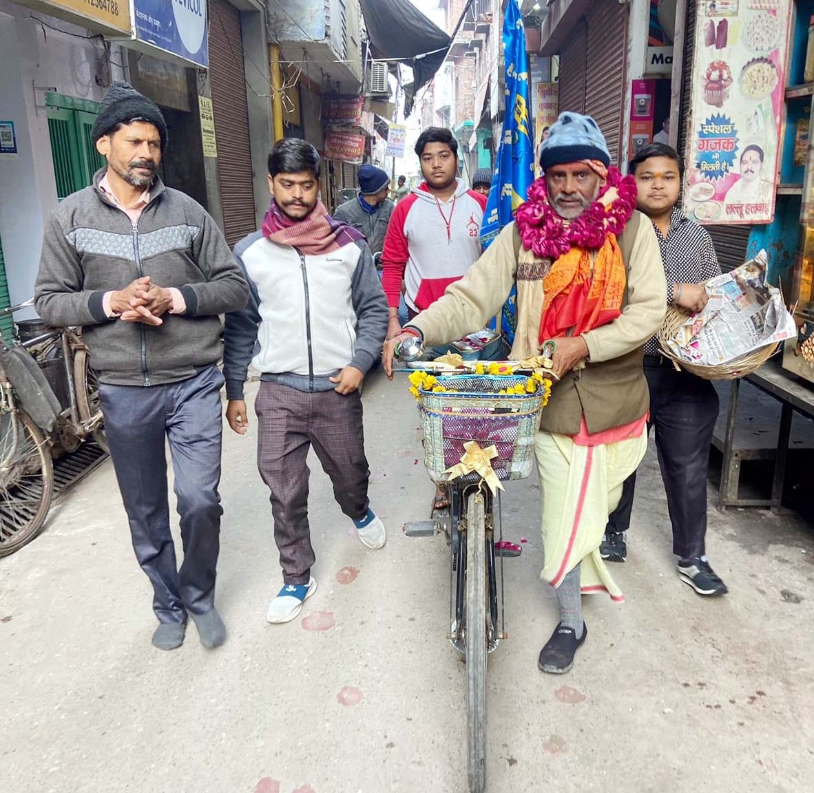 Khatu Shyam set off on a bicycle following the trail.