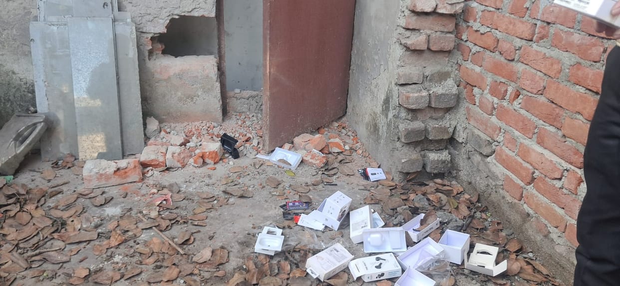 Phones worth Rs 10 lakh stolen from mobile shop in Sungarhi