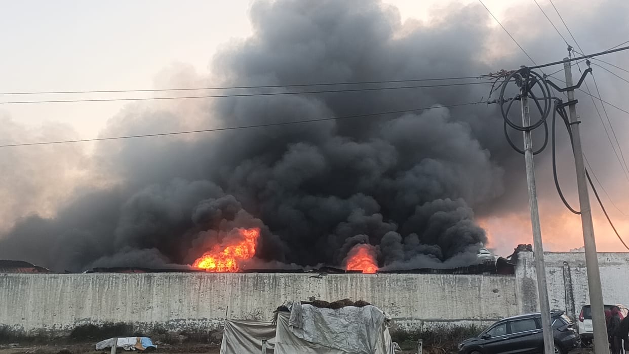 Fire breaks out in textile factory, raw material burnt