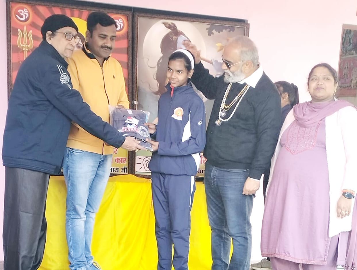 Girl students won awards by reciting Gayatri Mantra