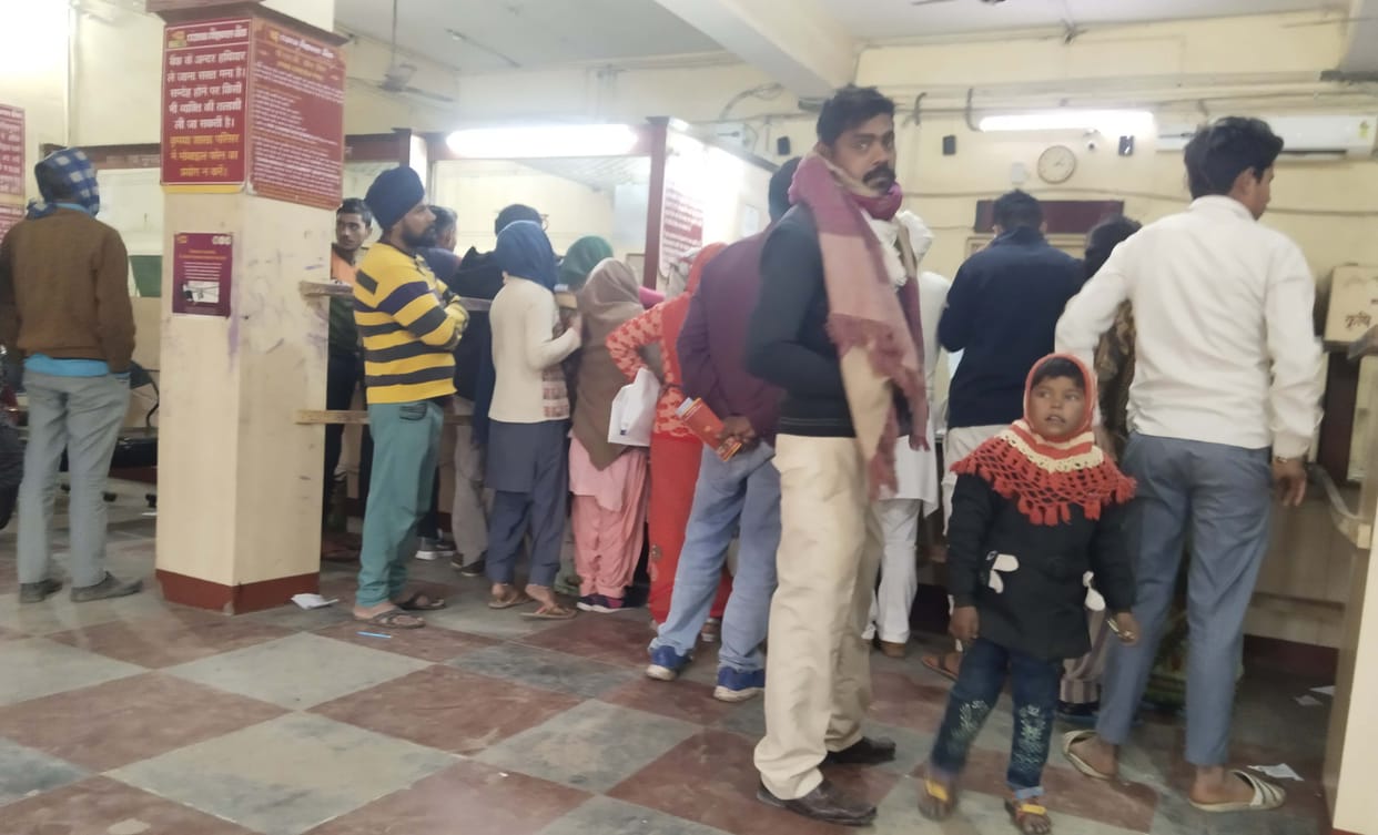 Account holders created ruckus in the bank due to lack of cash