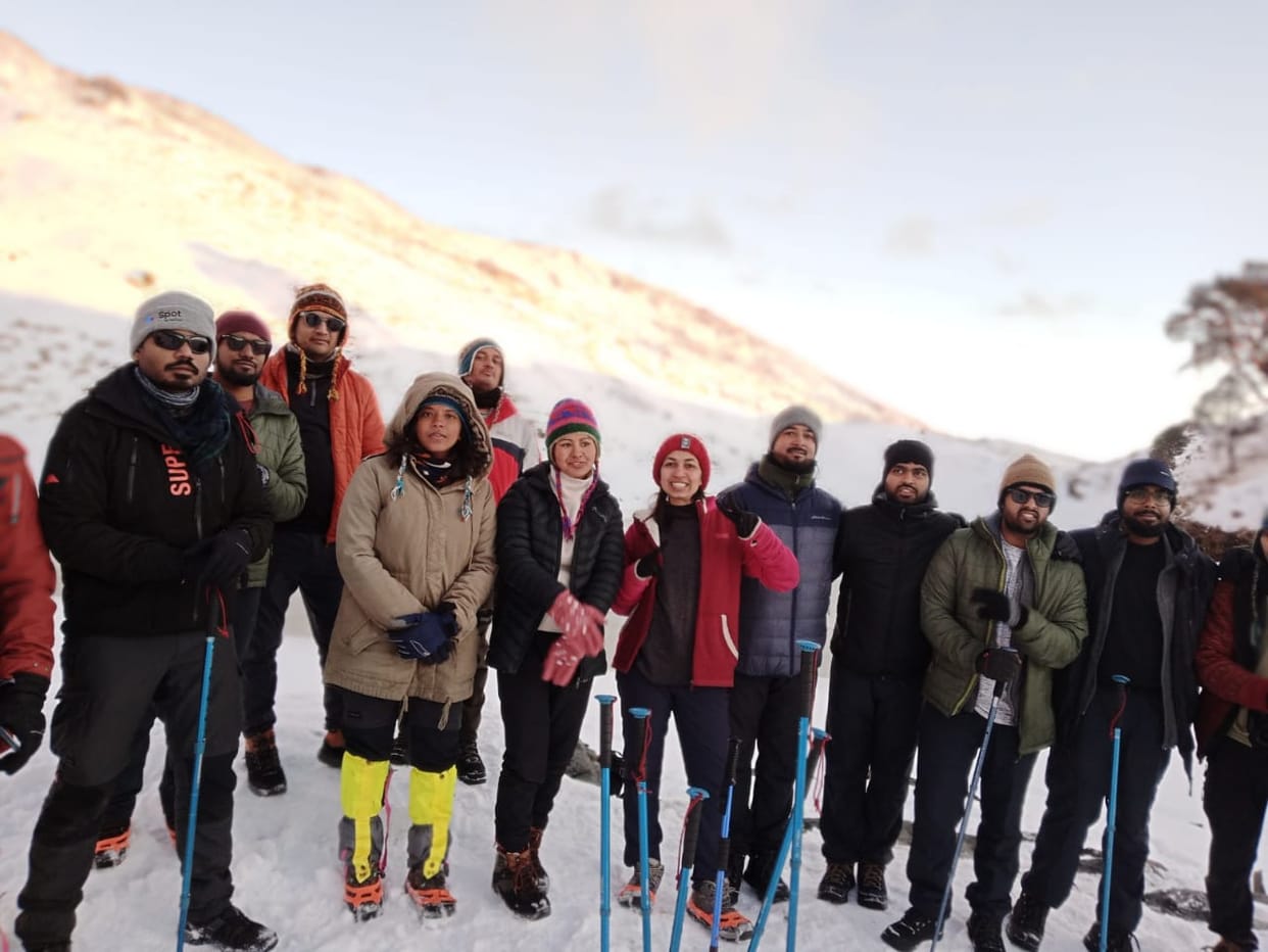 Tourists reached Brahmatal from Gujarat, enjoying snow