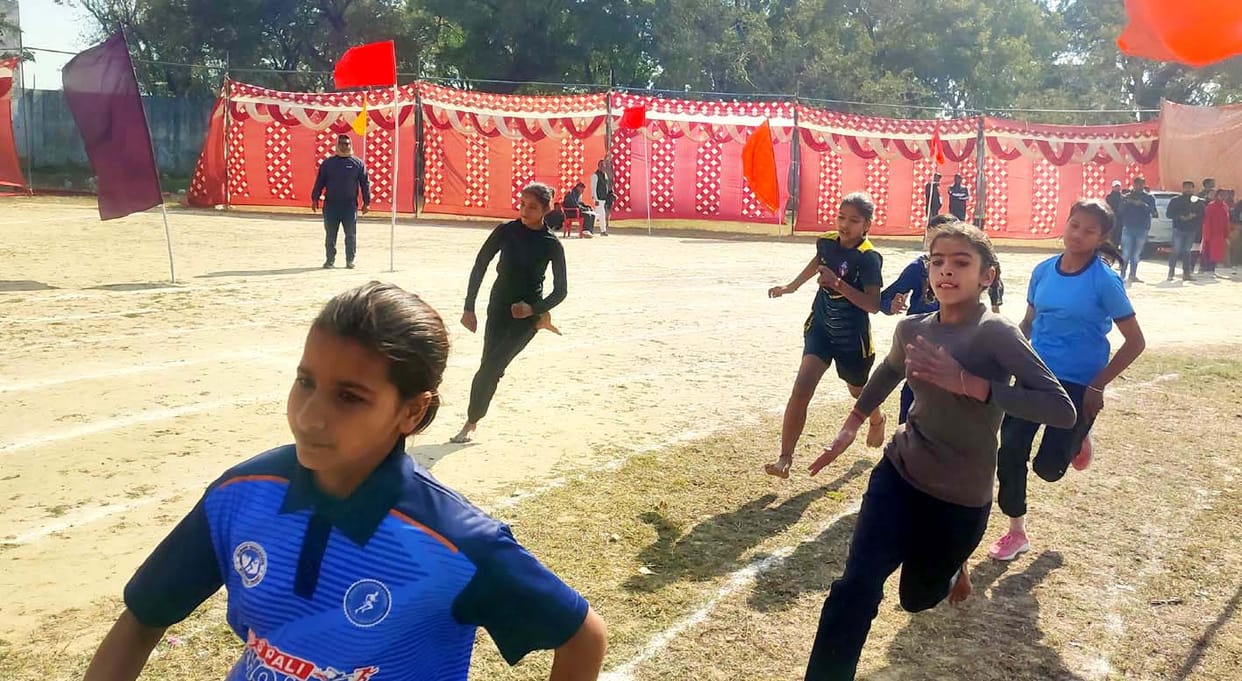 Ananya of Baghpat won in 100 meter race