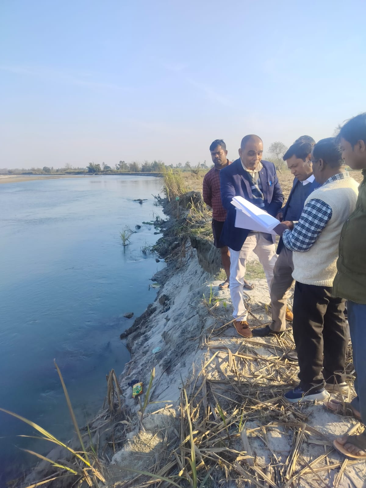 The flood section team saw the situation on the banks of Sharda river.