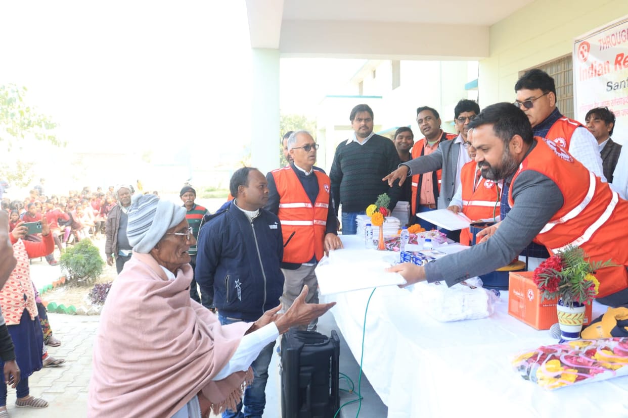 DM saw the condition of Ayurvedic hospital, gave blankets to the elderly