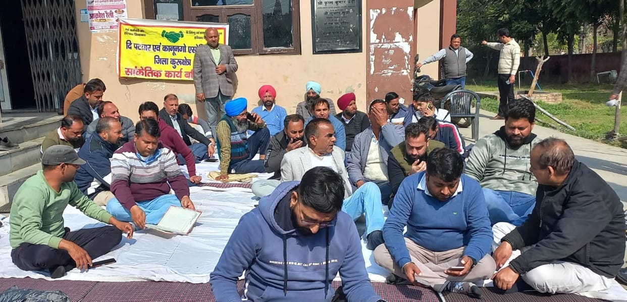 4400 registries stuck due to strike, Fard, copy, caste certificate work also stopped