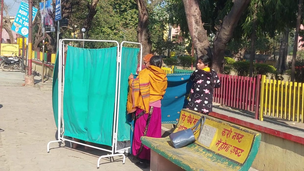 Childbirth on the bench outside the emergency in the medical college newborn lost his life