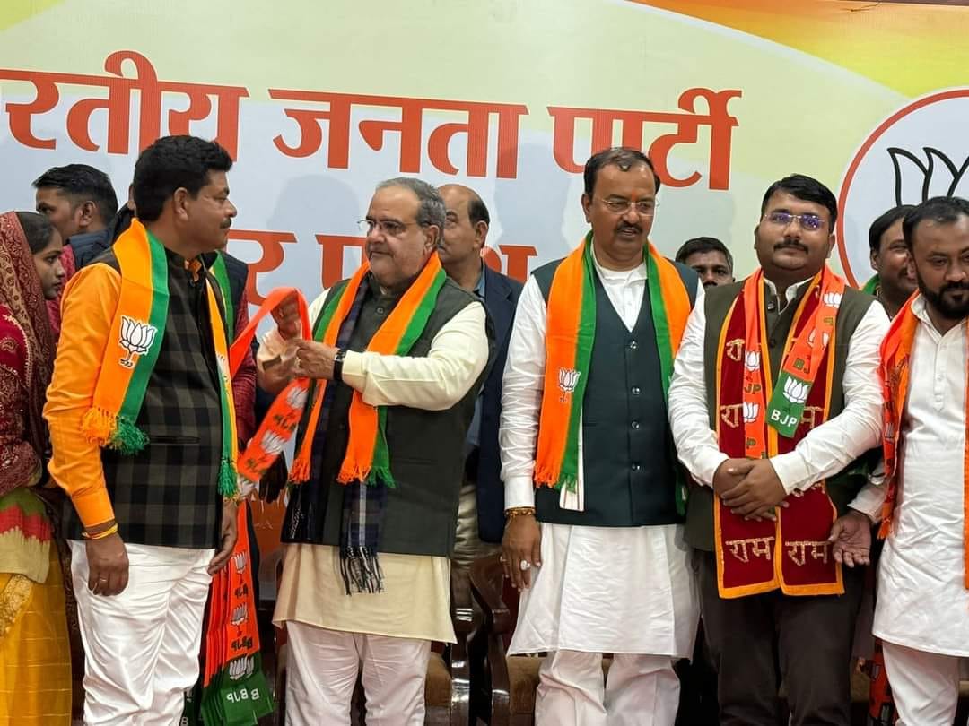 14 councilors including SP's Vishwajeet took membership of BJP