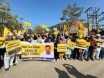 शहर के आंबेडकर चौक पर प्रदर्शन करते हुए आम आदमी पार्टी पदाधिकारी व कार्यकर्ता।