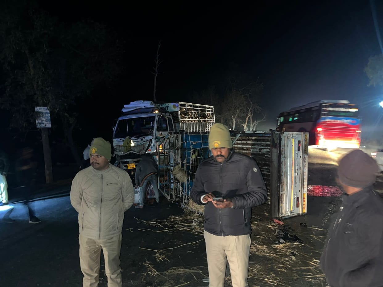 DCM and pickup collide, 25 workers injured