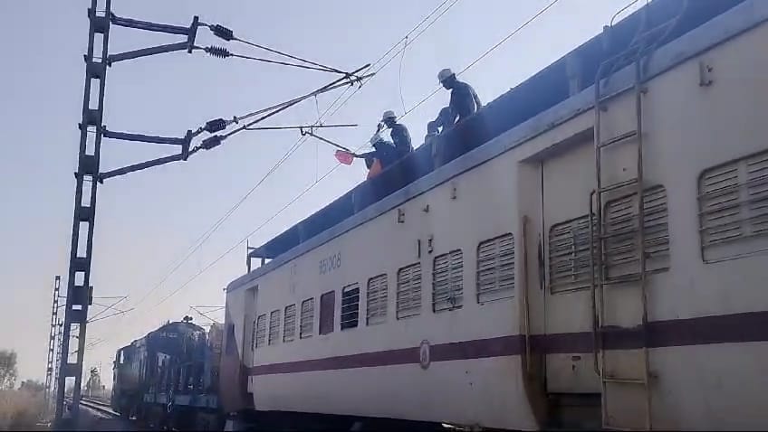 Work of laying electric wires on Hansi-Maham-Rohtak railway line started