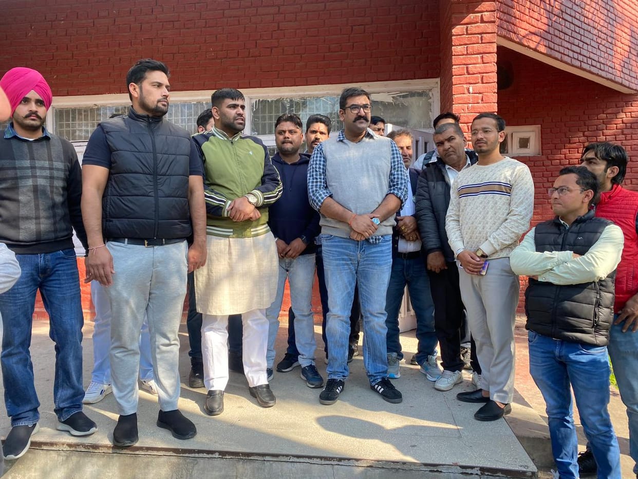 Arjun Chautala reached Kuvi, seeing the increasing movement among the students, Kuvi administration closed the doors.