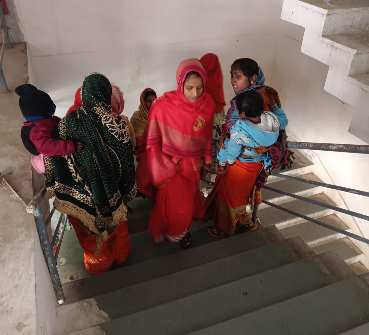 Lift broken in Medical College... Pregnant woman climbing stairs to third floor