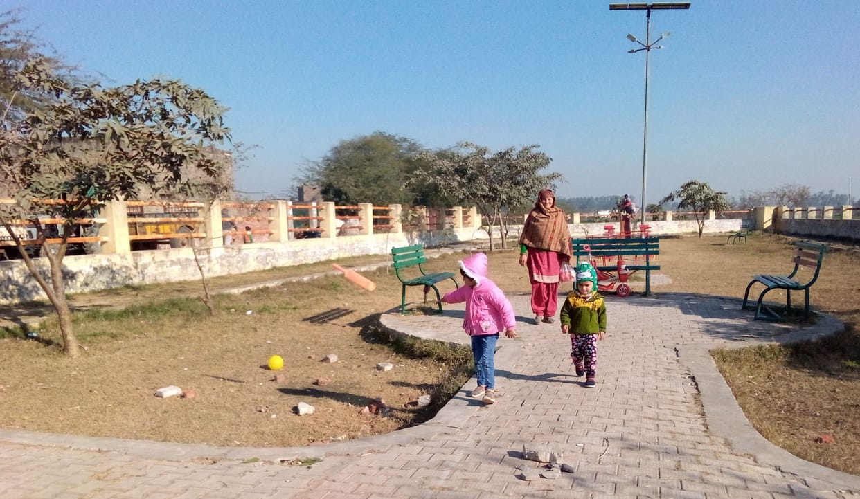 The wind blew at a speed of 16 kilometers, spoiling the fun of the sunny day.