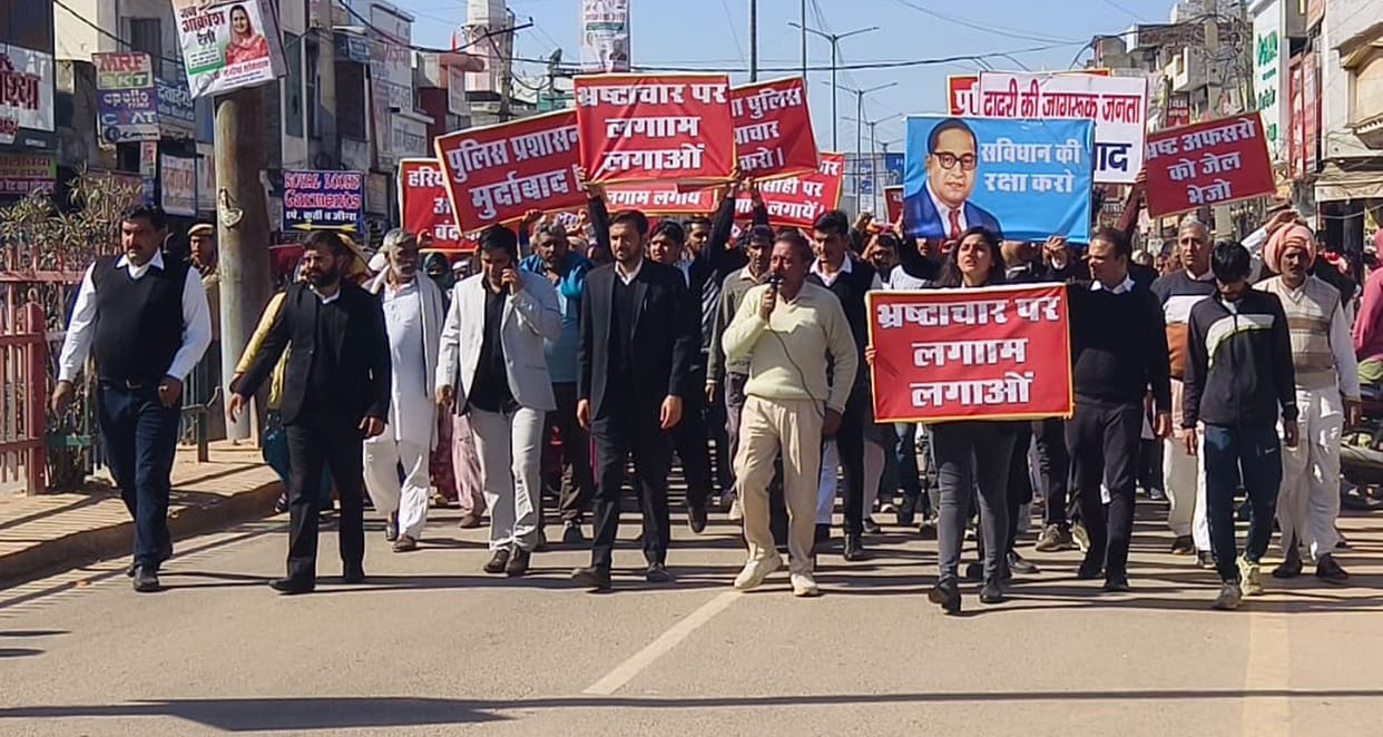 People again took to the streets in alleged fake encounter case, SIT asked for one month's time