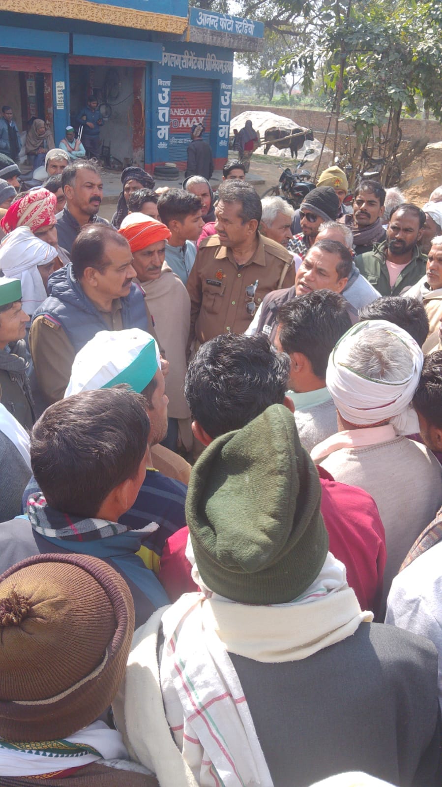 Police stopped potato farmers who were going to protest