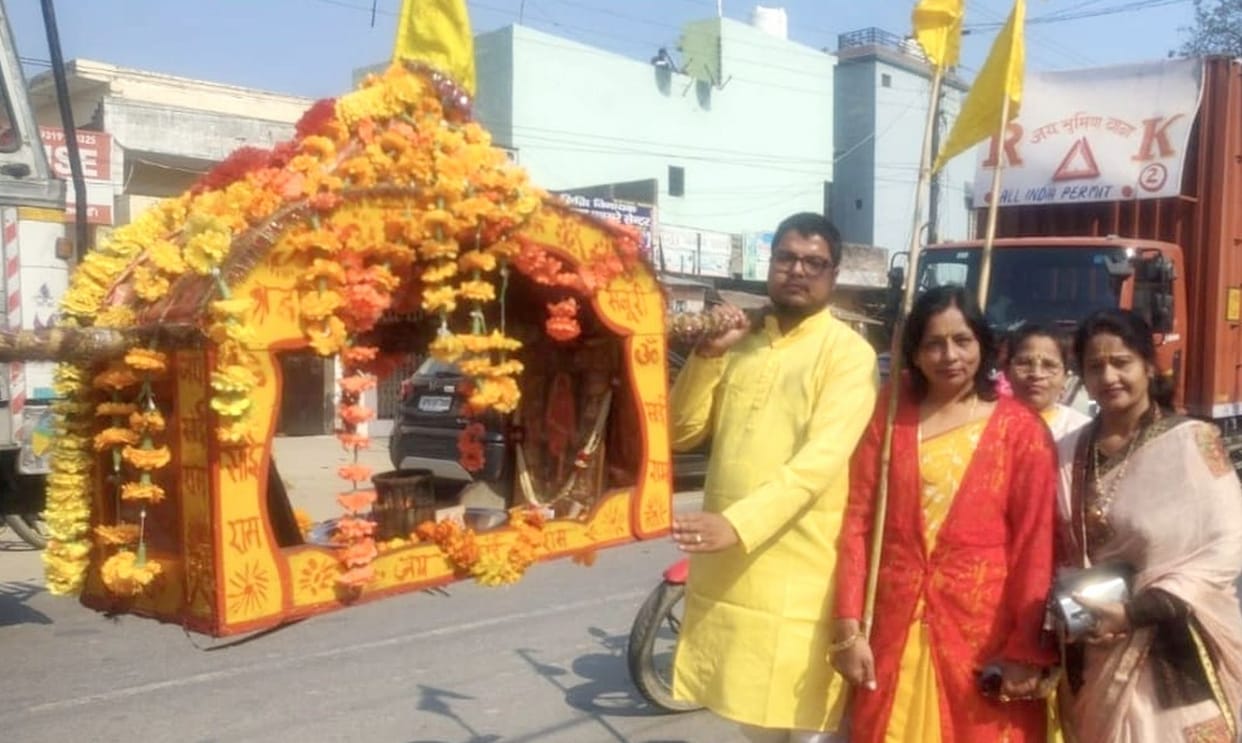 Sai palanquin welcomed by showering flowers