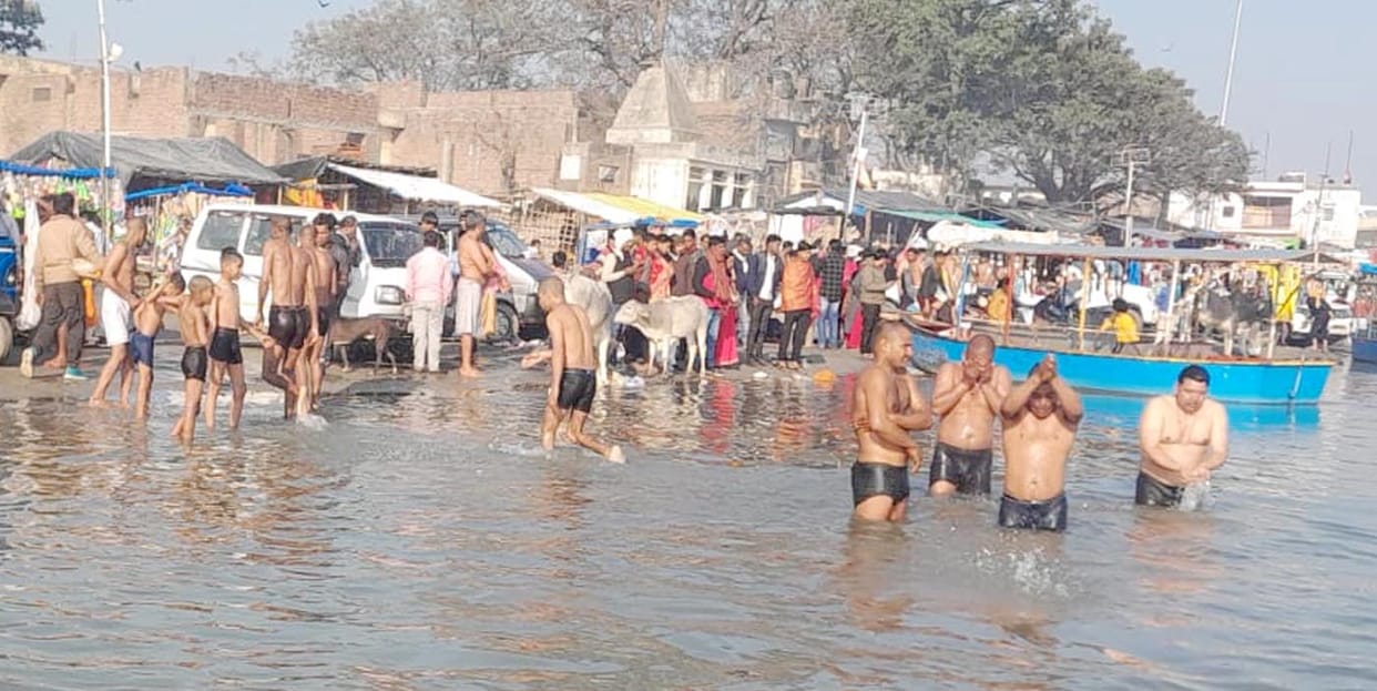 Dip of faith... Cheers echoed at Gangaghat on Mauni Amavasya.