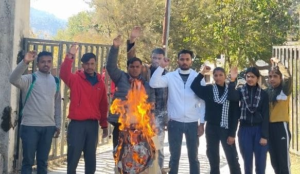 Students burnt the effigy of the administration