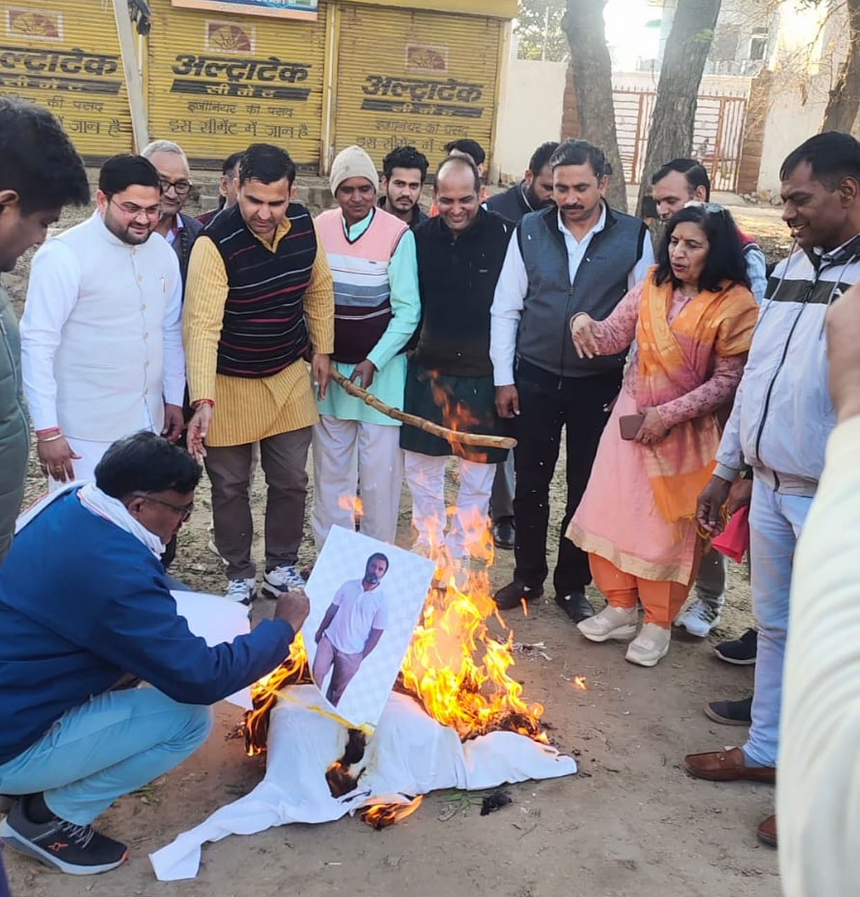 Effigy of Rahul Gandhi burnt in protest against PM Modi's statement