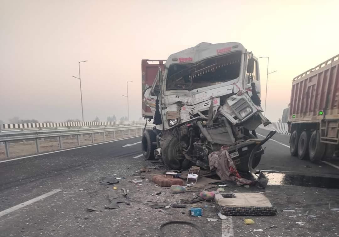 Driver injured in collision between two trucks dies