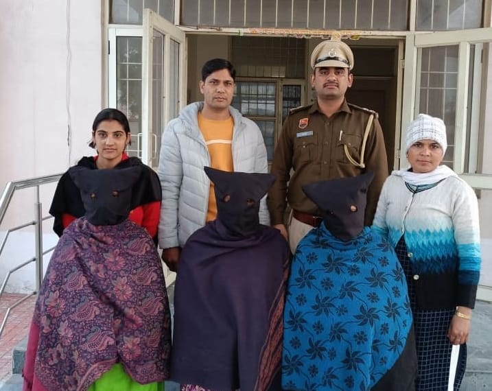 Three women had taken away Rs 75 thousand from the canter driver by taking lift