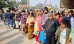 गृहमंत्री के आवास पर खड़े प्रदेश के अलग-अलग जिलों से आए फरियादी। संवाद