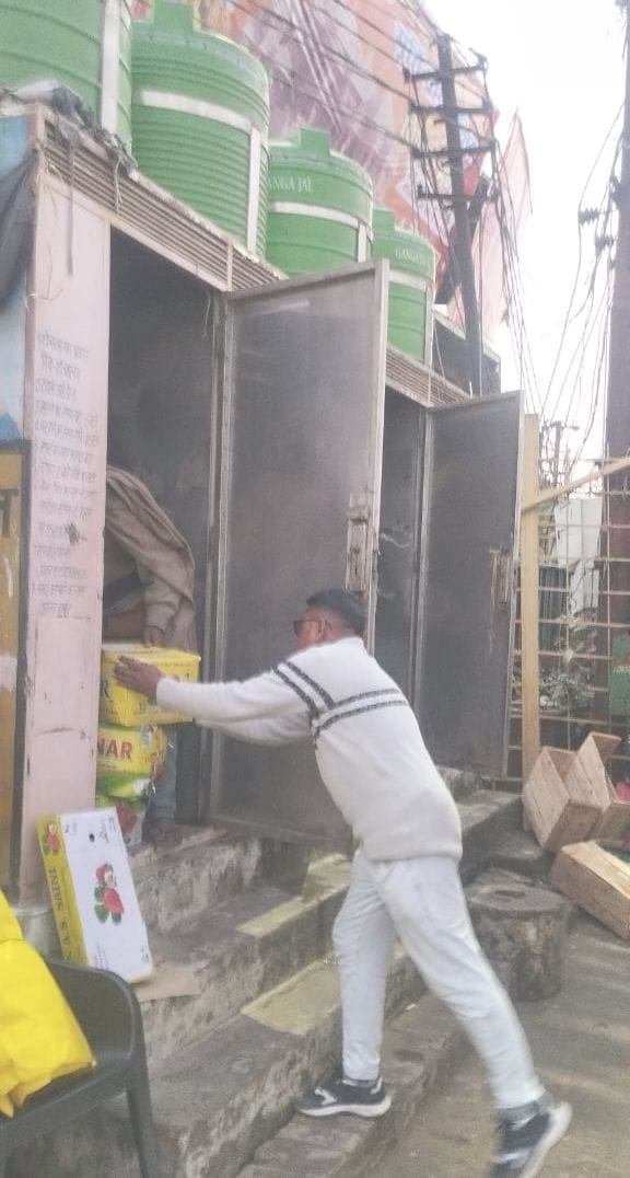 Pink toilet converted into fruit warehouse, photo goes viral on social media