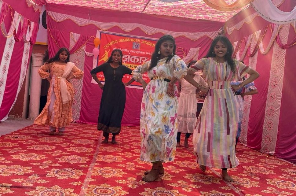 Jhankar: Pooja's team in group dance and Payal winner in solo dance competition.