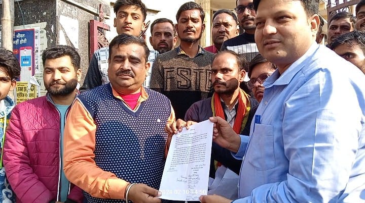 Hindu Yuva Vahini burnt the effigy of Tauqeer Raza
