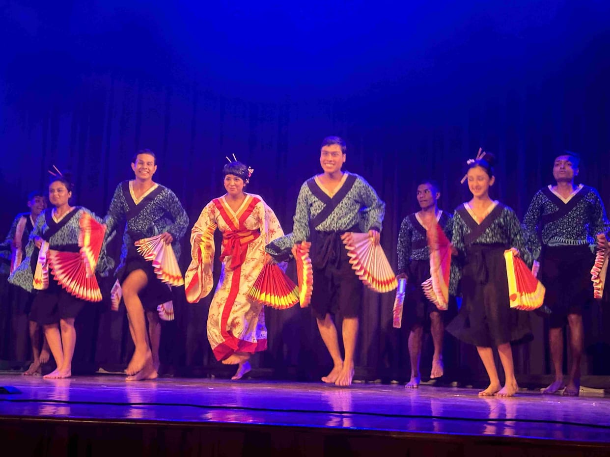 The play depicts the teacher-student relationship with Totto-chan