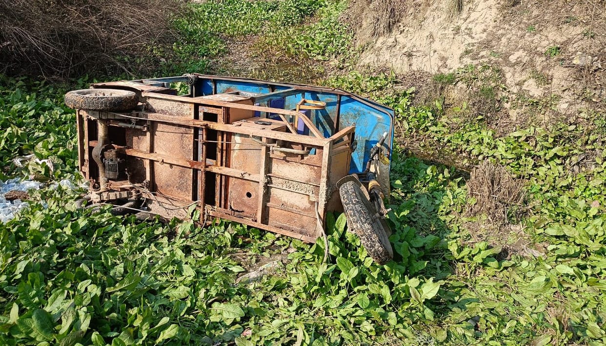 E-rickshaw of missing youth found lying in a ditch on the side of Islamnagar road