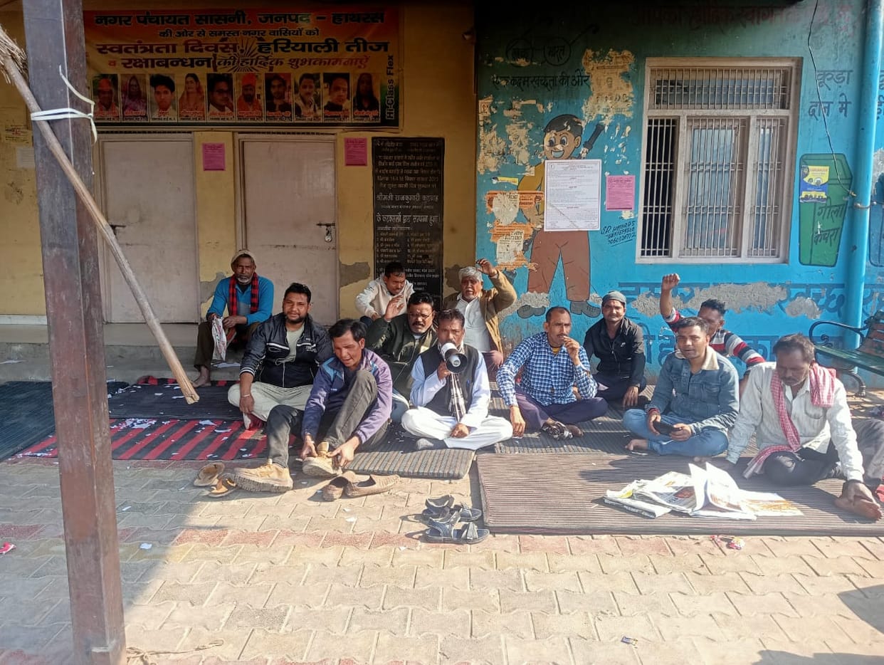 Protest of sanitation workers continues for the fourth day