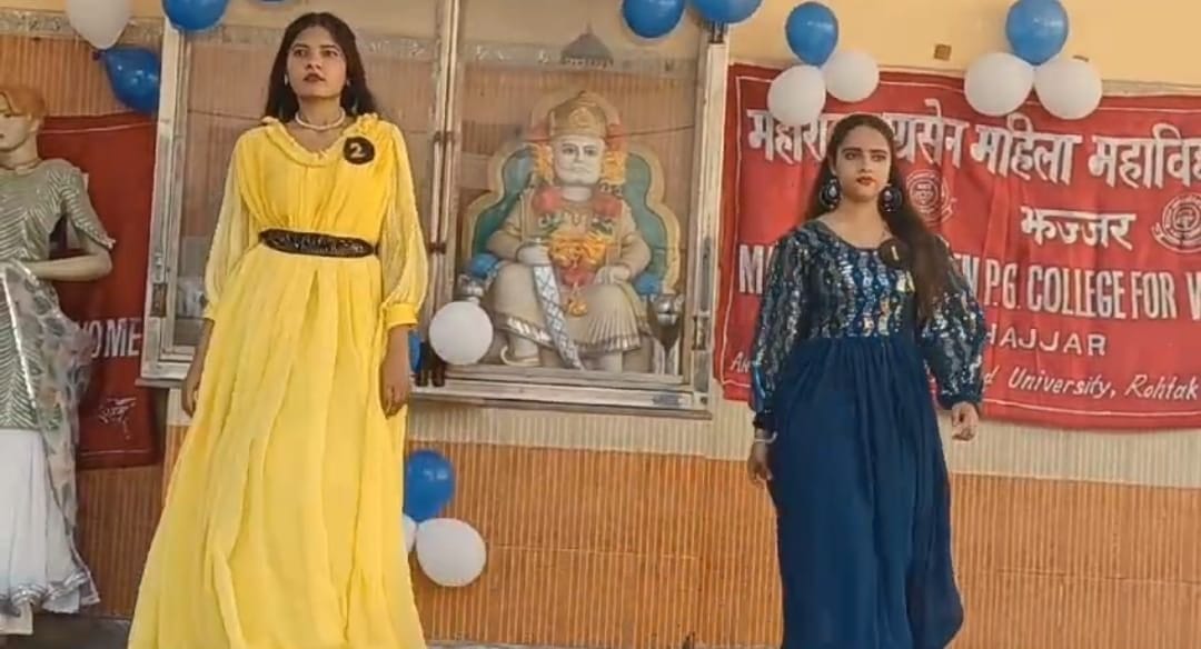 Girls walked on the ramp, Chanchal got first place