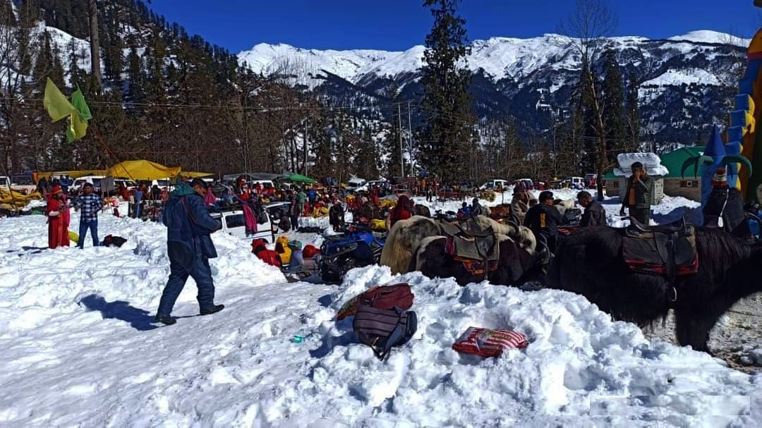 Tourists gathered in Solanganala, had fun in the snow