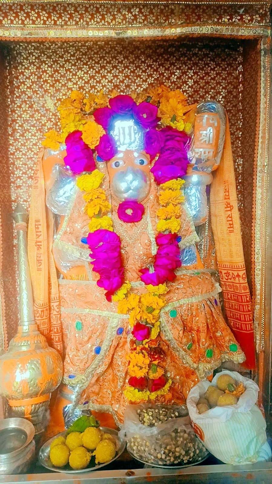 Devotees donned chola and recited Hanuman Chalisa.